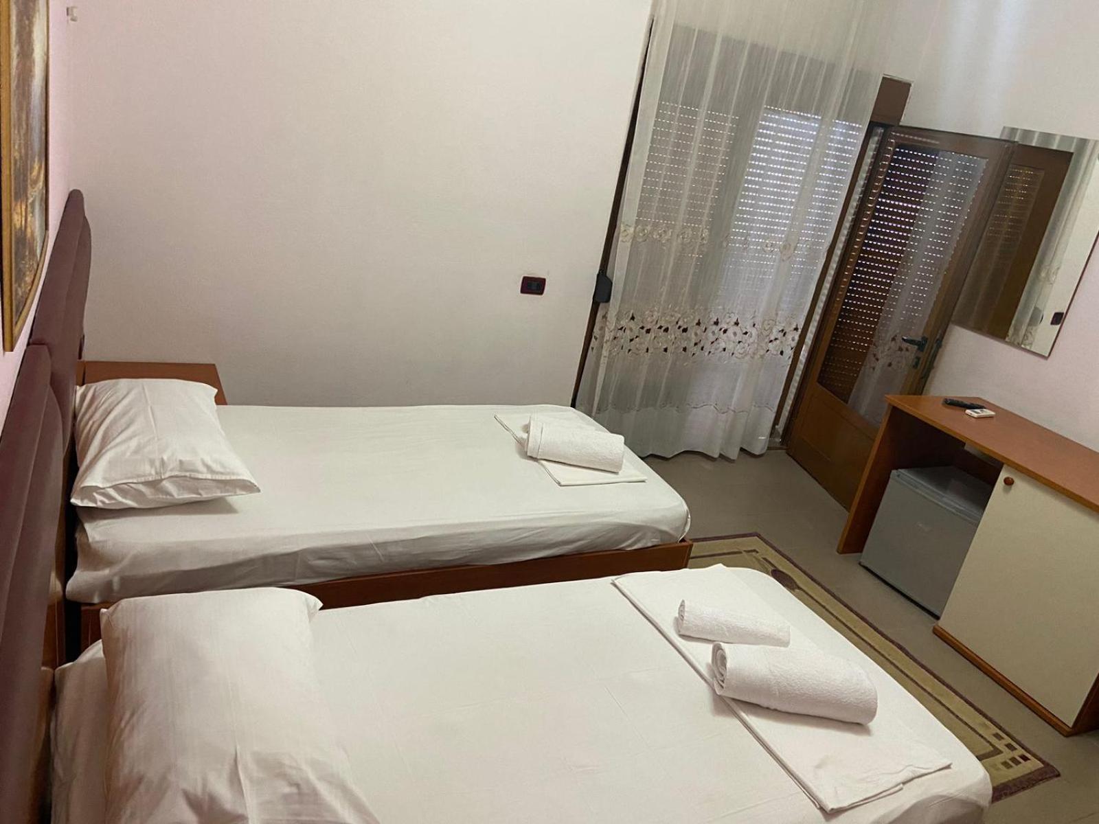 Hotel Edland Vlorë Exteriör bild