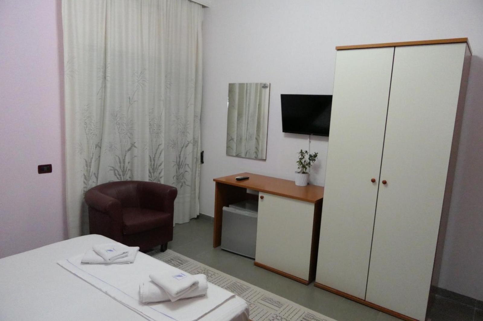 Hotel Edland Vlorë Exteriör bild